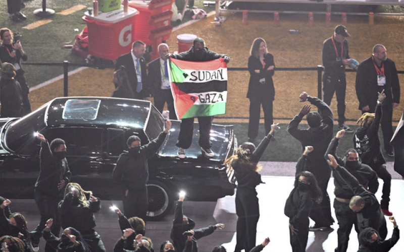 Penari Kendrick Lamar Ditangkap Usai Kibarkan Bendera Palestina di Panggung Super Bowl Halftime Show 2025