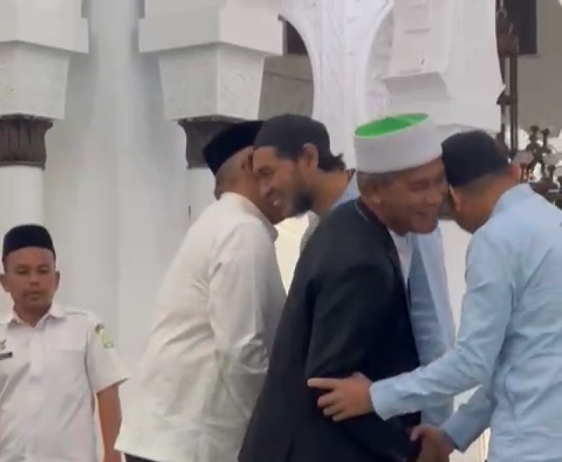 Video: Momen Mualem dan Bustami Hamzah Cipika-Cipiki di Masjid Raya