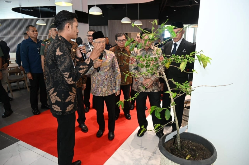 Wapres Tinjau Showcase Desa Binaan dan UMKM BSI, Kopi dan Nilam Primadona