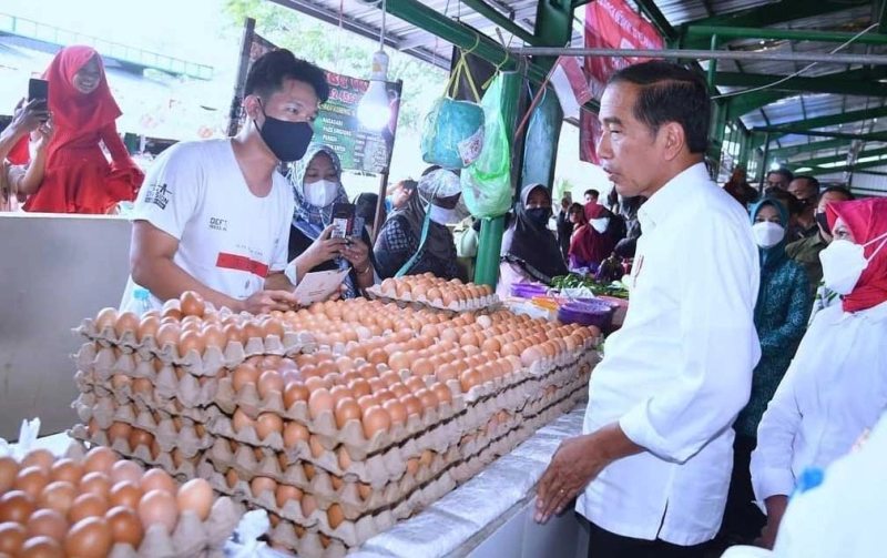 Presiden Jokowi Blusukan Cek Harga Bahan Pangan di Pasar Tenguyun Tarakan