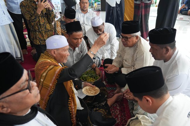 Foto-foto Bustami Hamzah Hadiri Silaturahmi IRADAH Bireuen di Dayah Darussalam Al Munawwarah