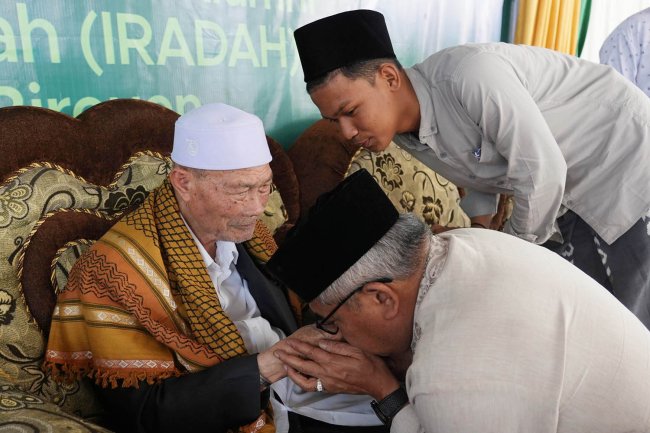 Foto-foto Bustami Hamzah Hadiri Silaturahmi IRADAH Bireuen di Dayah Darussalam Al Munawwarah