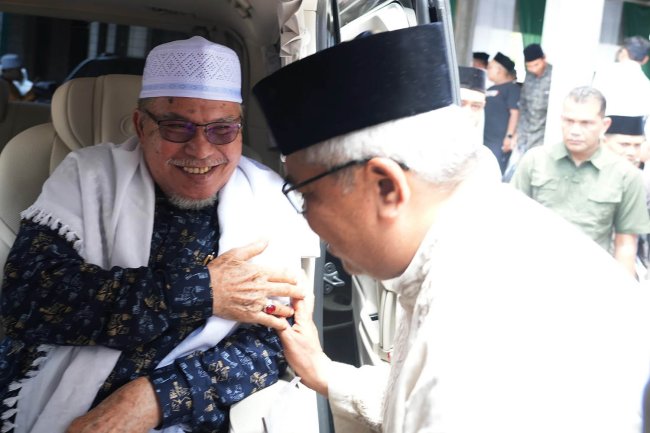 Foto-foto Bustami Hamzah Hadiri Silaturahmi IRADAH Bireuen di Dayah Darussalam Al Munawwarah