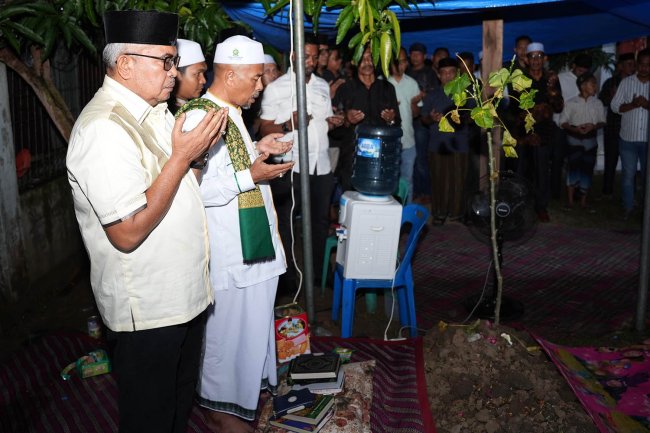 Foto-foto Cagub Bustami Hamzah Takziah dan Berdoa di Pusara Makam Abu Ishak Lamkawe