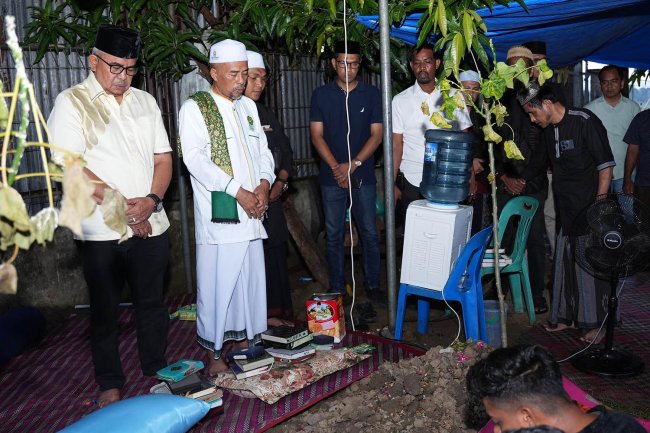 Foto-foto Cagub Bustami Hamzah Takziah dan Berdoa di Pusara Makam Abu Ishak Lamkawe