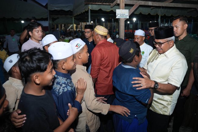 Foto-foto Cagub Bustami Hamzah Takziah dan Berdoa di Pusara Makam Abu Ishak Lamkawe