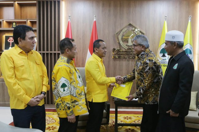 Foto-foto Momen Ketum Golkar Serahkan Dukungan untuk Bustami-Tu Sop