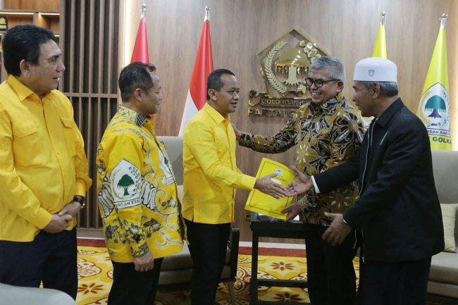 Foto-foto Momen Ketum Golkar Serahkan Dukungan untuk Bustami-Tu Sop