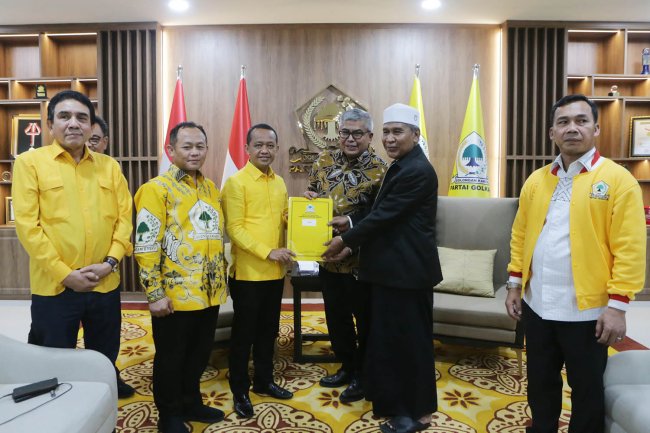 Foto-foto Momen Ketum Golkar Serahkan Dukungan untuk Bustami-Tu Sop