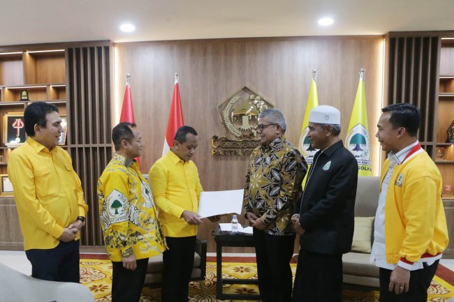 Foto-foto Momen Ketum Golkar Serahkan Dukungan untuk Bustami-Tu Sop