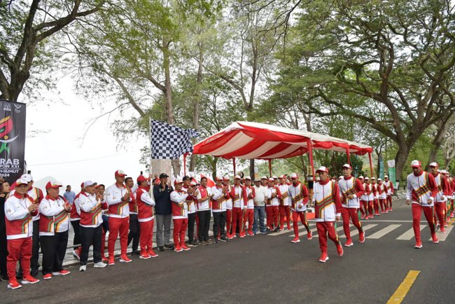 Foto-foto Api Kirab PON XXI 2024 Diserahkan kepada Tim Pelari