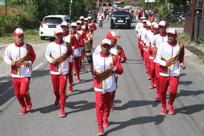 Foto-foto Kemeriahan Masyarakat dan Pelajar Sambut Tim Kirab Api PON XXI di Bener Meriah