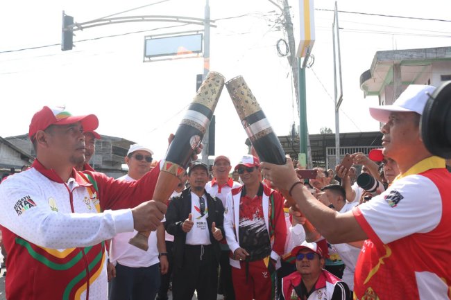 Foto-foto Kemeriahan Masyarakat dan Pelajar Sambut Tim Kirab Api PON XXI di Bener Meriah