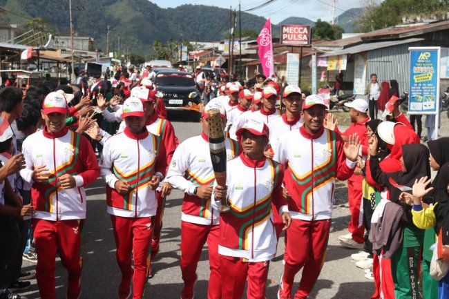 Foto-foto Kemeriahan Masyarakat dan Pelajar Sambut Tim Kirab Api PON XXI di Bener Meriah