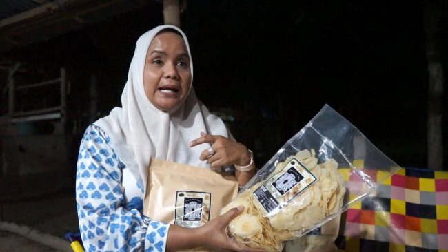 Foto Istri Pj Gubernur Aceh Bustami Kunjungi Produksi Kerupuk Melinjo