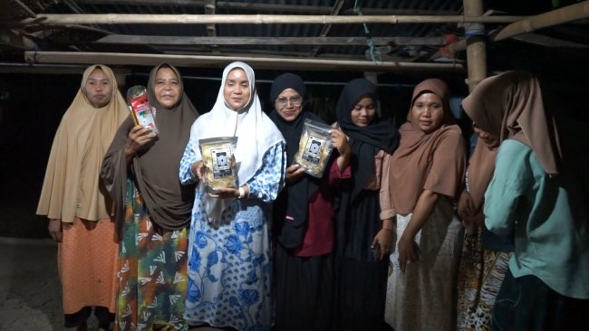 Foto Istri Pj Gubernur Aceh Bustami Kunjungi Produksi Kerupuk Melinjo