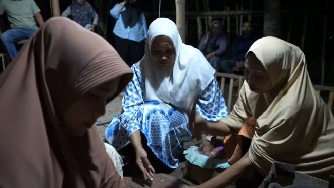 Foto Istri Pj Gubernur Aceh Bustami Kunjungi Produksi Kerupuk Melinjo