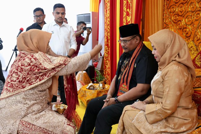 Foto-foto  Pj Gubernur Aceh Safrizal ZA dan Istri Disambut di Bandara SIM