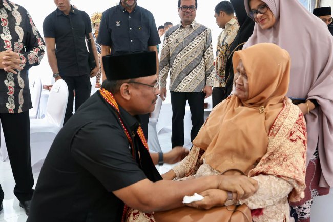 Foto-foto  Pj Gubernur Aceh Safrizal ZA dan Istri Disambut di Bandara SIM