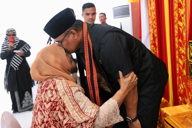 Foto-foto  Pj Gubernur Aceh Safrizal ZA dan Istri Disambut di Bandara SIM