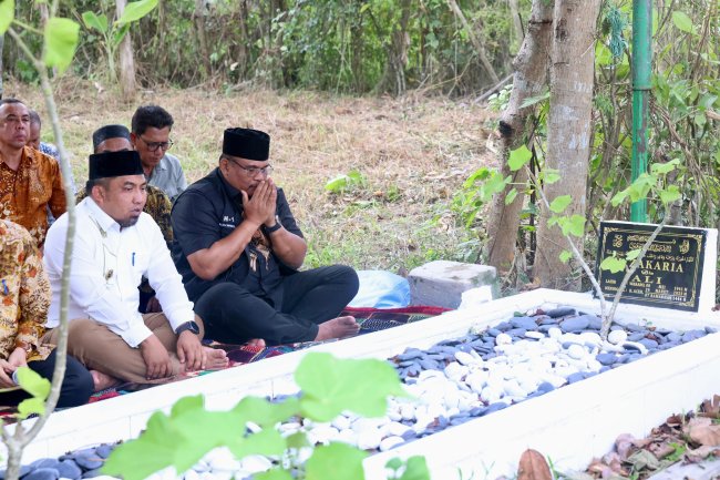 Foto-foto Pj Gubernur Aceh Safrizal Ziarah ke Makam Ayah di Aceh Besar