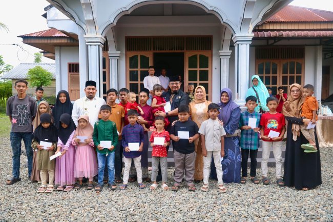 Foto-foto Pj Gubernur Aceh Safrizal Ziarah ke Makam Ayah di Aceh Besar