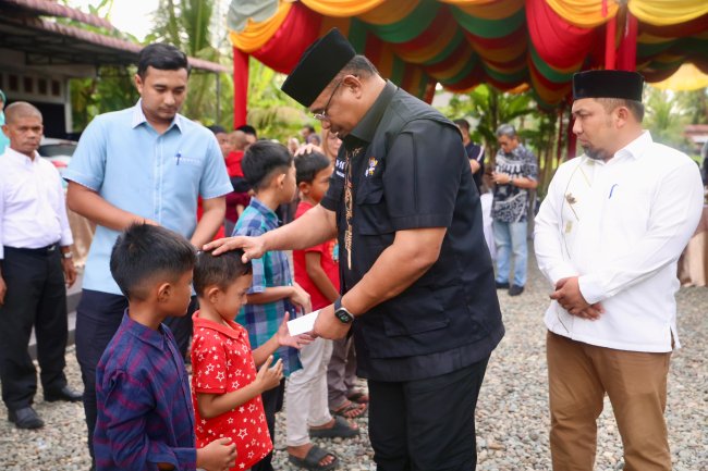 Foto-foto Pj Gubernur Aceh Safrizal Ziarah ke Makam Ayah di Aceh Besar