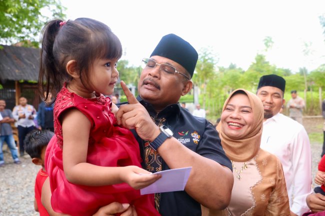 Foto-foto Pj Gubernur Aceh Safrizal Ziarah ke Makam Ayah di Aceh Besar