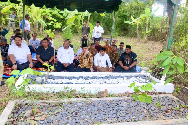 Foto-foto Pj Gubernur Aceh Safrizal Ziarah ke Makam Ayah di Aceh Besar