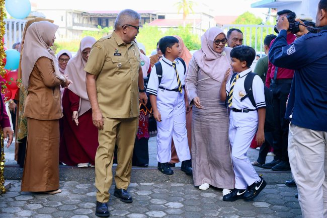 Foto Pj Gubernur Aceh dan Bunda PAUD Antar Anak Sekolah Hari Pertama