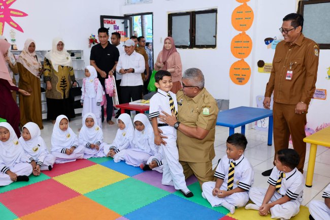 Foto Pj Gubernur Aceh dan Bunda PAUD Antar Anak Sekolah Hari Pertama