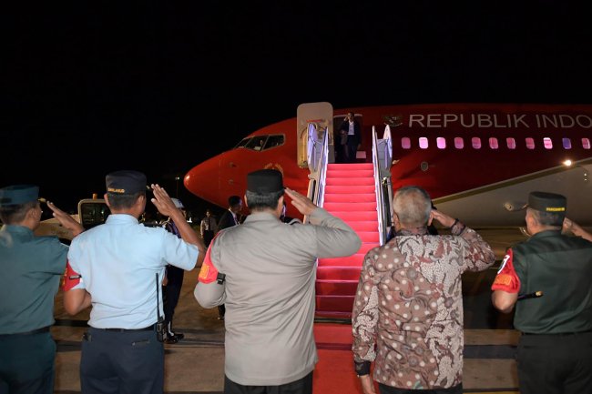 Foto Pj Gubernur Aceh Bustami Sambut Jokowi Tengah Malam 