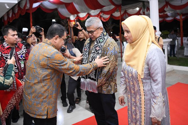 Foto Pj Gubernur Aceh Bustami dan Istri Disambut dengan Hangat di Aceh Barat