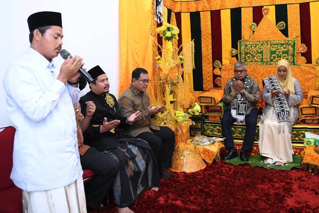 Foto Pj Gubernur Aceh Bustami dan Istri Disambut dengan Hangat di Aceh Barat