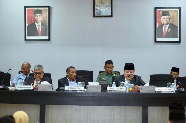 Foto Pj Gubernur Aceh Bustami Hamzah Menyampaikan Tanggapan ke DPRA