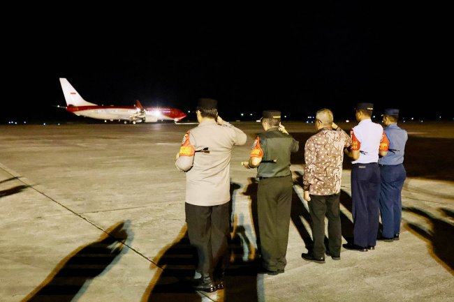 Foto Pj Gubernur Aceh Bustami Sambut Jokowi Tengah Malam 