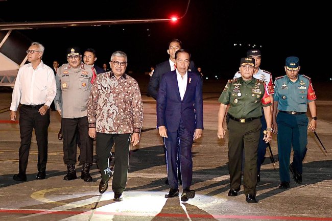 Foto Pj Gubernur Aceh Bustami Sambut Jokowi Tengah Malam 