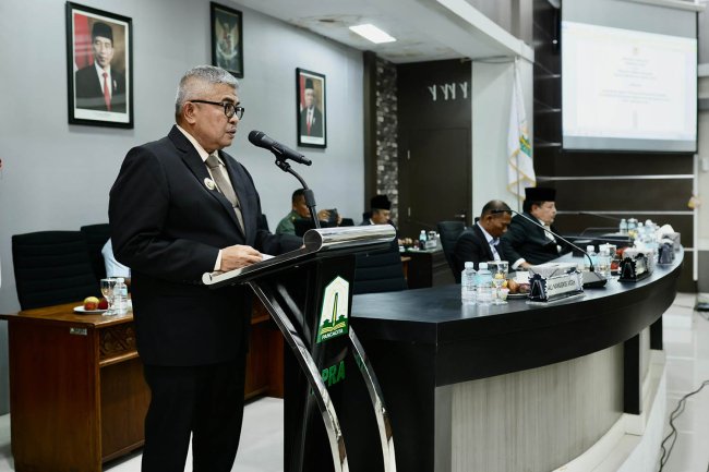 Foto Pj Gubernur Aceh Bustami Hamzah Menyampaikan Tanggapan ke DPRA