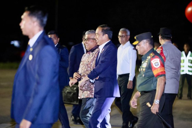 Foto Pj Gubernur Aceh Bustami Sambut Jokowi Tengah Malam 