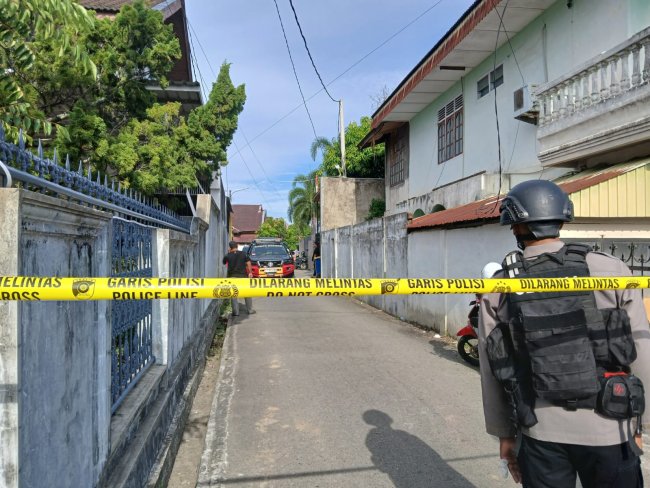 Foto-foto Rumah Calon Gubernur Aceh Bustami Hamzah Dilempari Granat Saat Subuh