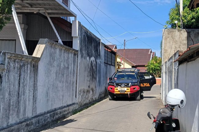 Foto-foto Rumah Calon Gubernur Aceh Bustami Hamzah Dilempari Granat Saat Subuh