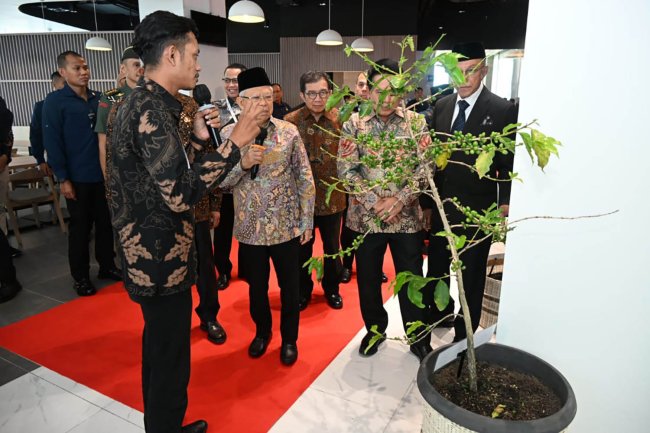 Foto Wapres Ma'ruf Amin Bersama Pj Gubernur Aceh Tinjau Pelayanan BSI Aceh 