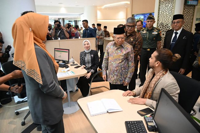 Foto Wapres Ma'ruf Amin Bersama Pj Gubernur Aceh Tinjau Pelayanan BSI Aceh 