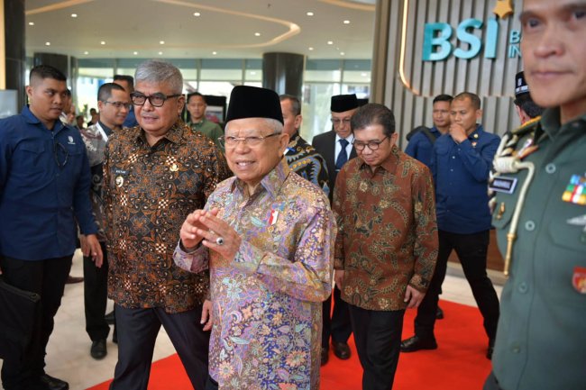 Foto Pj Gubernur Aceh Bustami Hamzah dan Wapres Ma'ruf Amin Meresmikan Gedung BSI Aceh