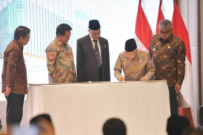 Foto Pj Gubernur Aceh Bustami Hamzah dan Wapres Ma'ruf Amin Meresmikan Gedung BSI Aceh