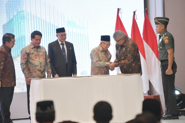 Foto Pj Gubernur Aceh Bustami Hamzah dan Wapres Ma'ruf Amin Meresmikan Gedung BSI Aceh