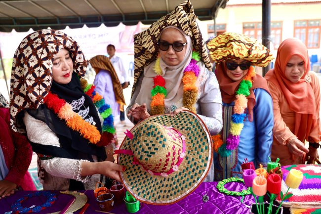 Mellani Subarni Menengok Hasil Kerajinan Tangan Para Perempuan Gayo di Desa Toweren Antara