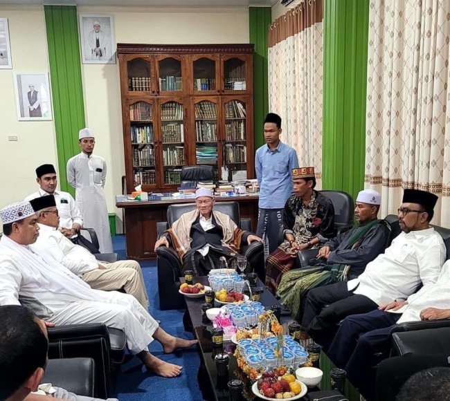 Melihat Foto-Foto Pertemuan Bustami Hamzah dengan Tiga Ulama Aceh