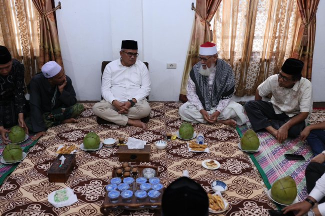 Melihat Foto-Foto Pertemuan Bustami Hamzah dengan Tiga Ulama Aceh