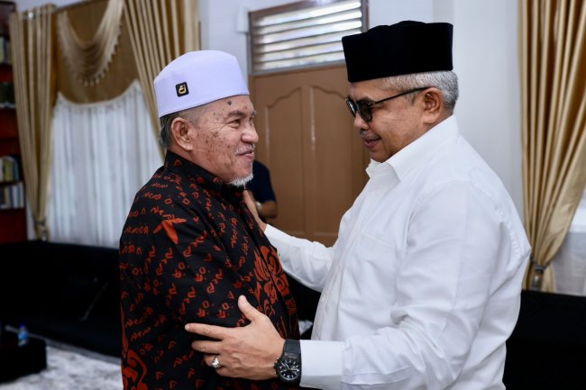 Melihat Foto-Foto Pertemuan Bustami Hamzah dengan Tiga Ulama Aceh